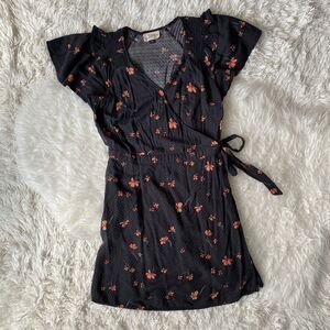 Universal Thread Womens Wrap Dress Size Small Black Floral Cap Sleeve Tie-Waist